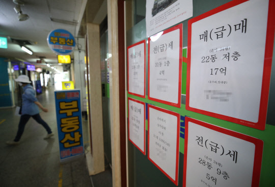 재건축 초과이익환수 부담금에 대한 공포가 확산하며 강남 재건축 시장이 얼어붙고 있다. 부동산 업계에 따르면 서울 강남구 대치동 은마아파트 76㎡는 연초 호가가 최고 16억5천만원까지 올랐다가 최근 2억원 떨어진 14억5천만∼15억원에 매물이 나오지만 거래가 잘 안된다. 사진은 22일 서울 강남구 대치동 은마아파트 인근 상가 내 부동산.